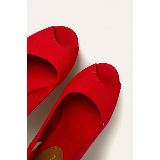 Sandały damskie Tommy Hilfiger na koturnie czerwone bez wzorów z klamrą 