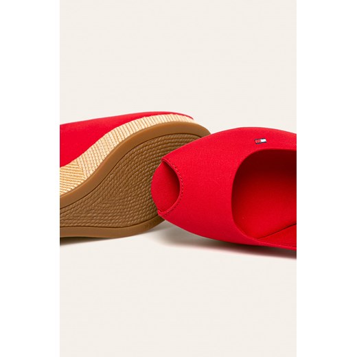 Sandały damskie czerwone Tommy Hilfiger na koturnie na średnim obcasie 