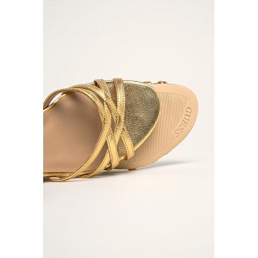 Złote sandały damskie Guess eleganckie bez wzorów z klamrą skórzane 