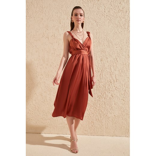 Sukienka Trendyol zielona na ramiączkach w Domodi Trendyol Sukienka koktajlowa burgundy