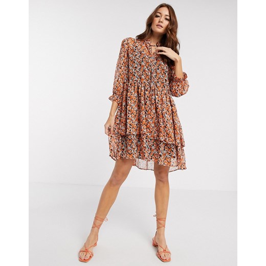 Y.A.S – Pomarańczowa szyfonowa luźna sukienka mini z falbanką przy dekolcie i drobnym wzorem kwiatowym-Wielokolorowy