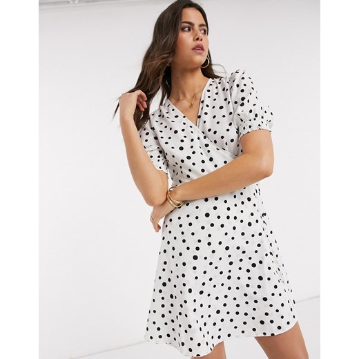 Vero Moda – Biała sukienka kopertowa mini w grochy z bufkami-Beżowy,Vero Moda – Biała sukienka kopertowa mini w grochy z bufkami-Neutralne