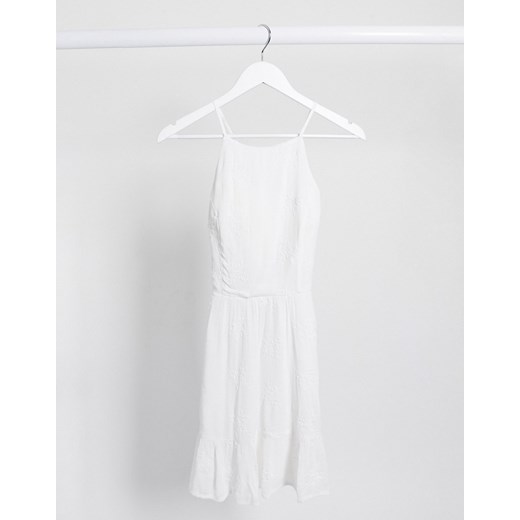 Hollister – Biała sukienka z wysokim dekoltem i haftem angielskim-Biały