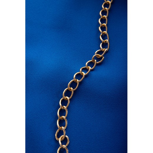 Kobaltowa prosta sukienka z łańcuszkiem Quiosque  48 