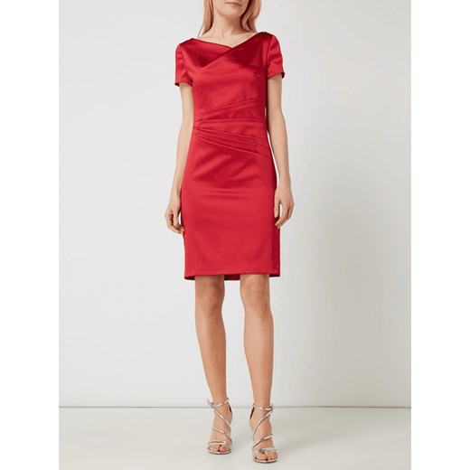 Czerwona sukienka Marie Noir dopasowana elegancka z dekoltem v 