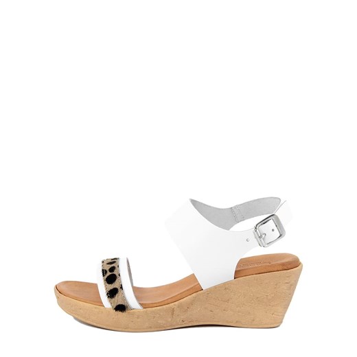 Skórzane sandały w kolorze biało-beżowym na koturnie