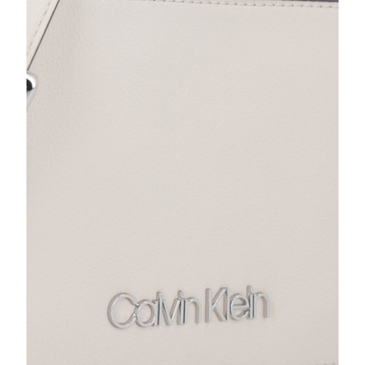 Listonoszka Calvin Klein na ramię bez dodatków średnia 