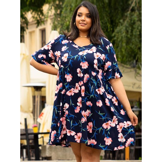 Sukienka w kwiaty swobodna z falbanką z wiskozy Plus Size AMEBA granatowa w brzoskwiniowe kwiaty Plus Size karko.pl