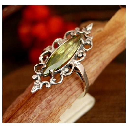 BOSU - srebrny pierścionek z oliwinem 