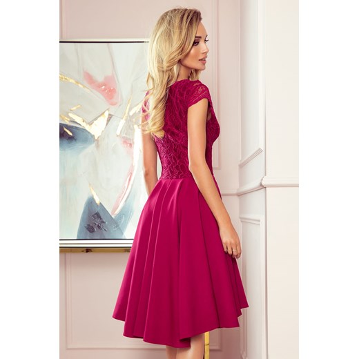 300-4 PATRICIA - sukienka z dłuższym tyłem i koronkowym dekoltem - BORDOWA Numoco S promocja PATINA Fashion Boutique