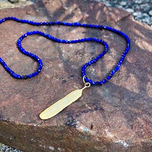 Naszyjnik z kamienia lapis lazuli  z długim piórem Peani Peani.pl