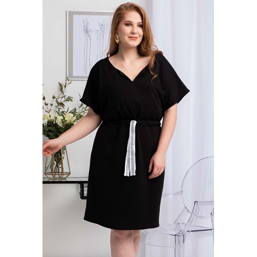 Sukienka mała czarna Plus Size wiązana w pasie RENIA Plus Size karko.pl