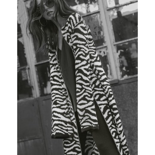 Sweter w graficzny print w zebrę Bienkovska ONESIZE showroom.pl