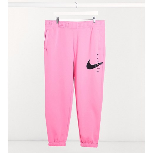 Nike Plus – Różowe joggersy oversize z logo Swoosh-Różowy Nike XL Asos Poland