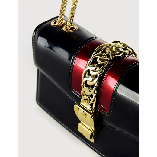 Czarna lakierowana torebka na złotym łańcuszku MOLTON Molton Uniwersalny Molton promocyjna cena