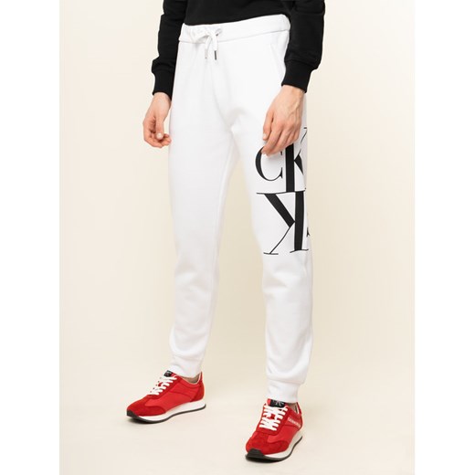Calvin Klein Jeans Spodnie dresowe Monogram Logo Joggers J20J213011 Biały Regular Fit XL okazyjna cena MODIVO