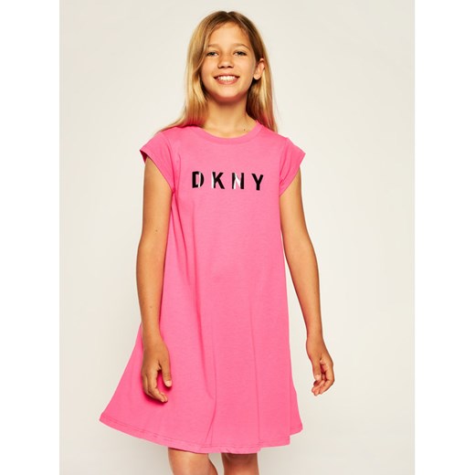 DKNY Sukienka codzienna D32752 S Różowy Regular Fit 8A okazyjna cena MODIVO