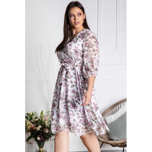 Sukienka szyfonowa kopertowa rozkloszowana plus size NATALY biała w różowe kwiaty i liście PROMOCJA Plus Size okazja karko.pl