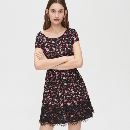Cropp - Sukienka mini w kwiaty - Czarny Cropp XL promocja Cropp