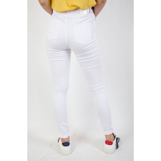 Białe dopasowane spodnie z wysokim stanem ze sklepu olika.com.pl w kategorii Jeansy damskie - zdjęcie 99748114
