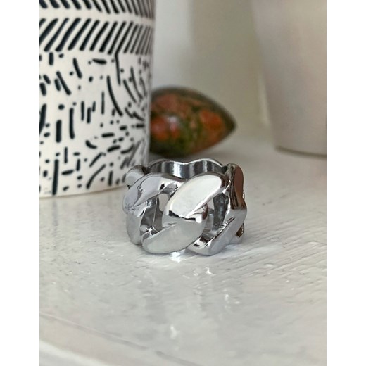 ASOS DESIGN – Srebrny pierścionek w kształcie łańcuszka S Asos Poland