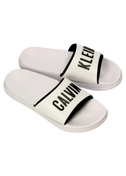 Białe klapki damskie Calvin Klein letnie w nadruki bez zapięcia na płaskiej podeszwie z gumy 