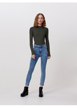 Cropp - Błękitne jeansy push up - błękitny ze sklepu Cropp w kategorii Jeansy damskie - zdjęcie 104795010