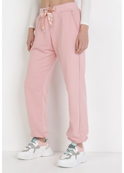 Jasnoróżowe Spodnie Dresowe Peshyphe ze sklepu Born2be Odzież w kategorii Spodnie damskie - zdjęcie 109486220
