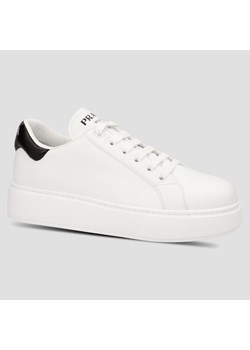 PRADA - skórzane białe sneakersy damskie z logo ze sklepu outfit.pl w kategorii Buty sportowe damskie - zdjęcie 110514732