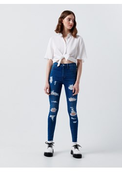 Cropp - Jeansy skinny z dziurami - niebieski ze sklepu Cropp w kategorii Jeansy damskie - zdjęcie 110590274