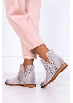 botki na koturnie z łańcuszkiem