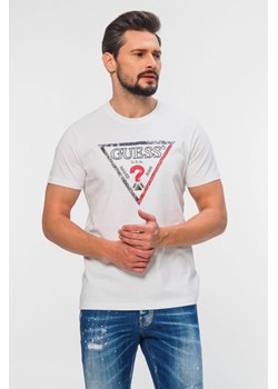 GUESS - biały t-shirt męski z dużym trójkątnym logo ze sklepu outfit.pl w kategorii T-shirty męskie - zdjęcie 113933791