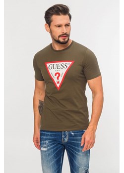 GUESS -  zielony t-shirt męski z dużym trójkątnym logo ze sklepu outfit.pl w kategorii T-shirty męskie - zdjęcie 114019760