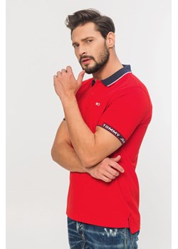 TOMMY JEANS - czerwona koszulka polo ze sklepu outfit.pl w kategorii T-shirty męskie - zdjęcie 114019762