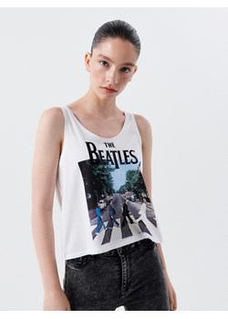 Cropp - Krótki top z nadrukiem The Beatles - biały ze sklepu Cropp w kategorii Bluzki damskie - zdjęcie 115419944