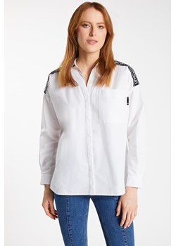 Koszulowa bluzka z wstawkami z logo ze sklepu MONNARI w kategorii Bluzki damskie - zdjęcie 118311790