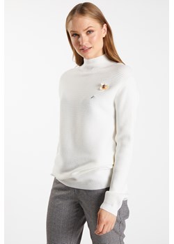 Dłuższy sweter z broszką ze sklepu MONNARI w kategorii Swetry damskie - zdjęcie 119308153