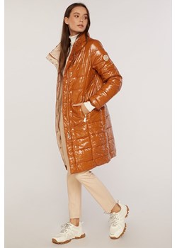 Połyskujący płaszcz z pikowaniem ze sklepu MONNARI w kategorii Kurtki damskie - zdjęcie 120445090