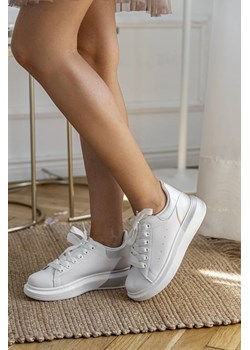 Buty sportowe damskie wiązane białe na płaskiej podeszwie 