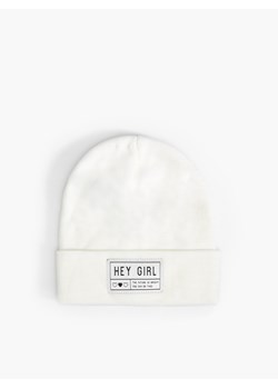 Cropp - Czapka beanie z naszywką - biały ze sklepu Cropp w kategorii Czapki zimowe damskie - zdjęcie 121289894