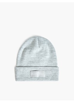 Cropp - Czapka beanie z naszywką - jasny szary ze sklepu Cropp w kategorii Czapki zimowe damskie - zdjęcie 121289900