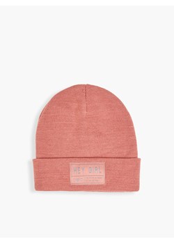 Cropp - Czapka beanie z naszywką - różowy ze sklepu Cropp w kategorii Czapki zimowe damskie - zdjęcie 121289902