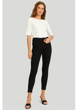 Dopasowane, czarne spodnie jeansowe ze sklepu Greenpoint.pl w kategorii Jeansy damskie - zdjęcie 123524511