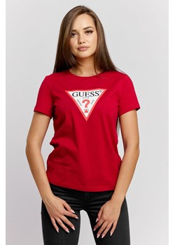 GUESS - Czerwony t-shirt damski z dużym trójkątnym logo ze sklepu outfit.pl w kategorii Bluzki damskie - zdjęcie 124240210
