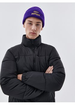 Cropp - Czapka beanie z haftem - fioletowy ze sklepu Cropp w kategorii Czapki zimowe męskie - zdjęcie 124875221