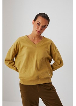 Gładka bluza z dekoltem w serek ze sklepu Moodo.pl w kategorii Bluzy damskie - zdjęcie 126157764
