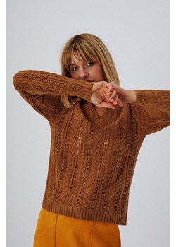 Sweter ze wzorem warkocza ze sklepu Moodo.pl w kategorii Swetry damskie - zdjęcie 126158601