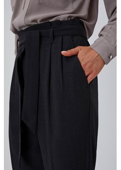 Eleganckie spodnie z wysokim stanem ze sklepu Moodo.pl w kategorii Spodnie damskie - zdjęcie 126161534