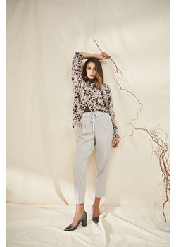 Spodnie z prostymi nogawkami i wiązaniem w pasie ze sklepu Moodo.pl w kategorii Spodnie damskie - zdjęcie 126163074