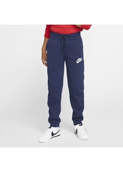 Spodnie dla dużych dzieci Nike Sportswear Club Fleece - Niebieski ze sklepu Nike poland w kategorii Spodnie chłopięce - zdjęcie 126287691